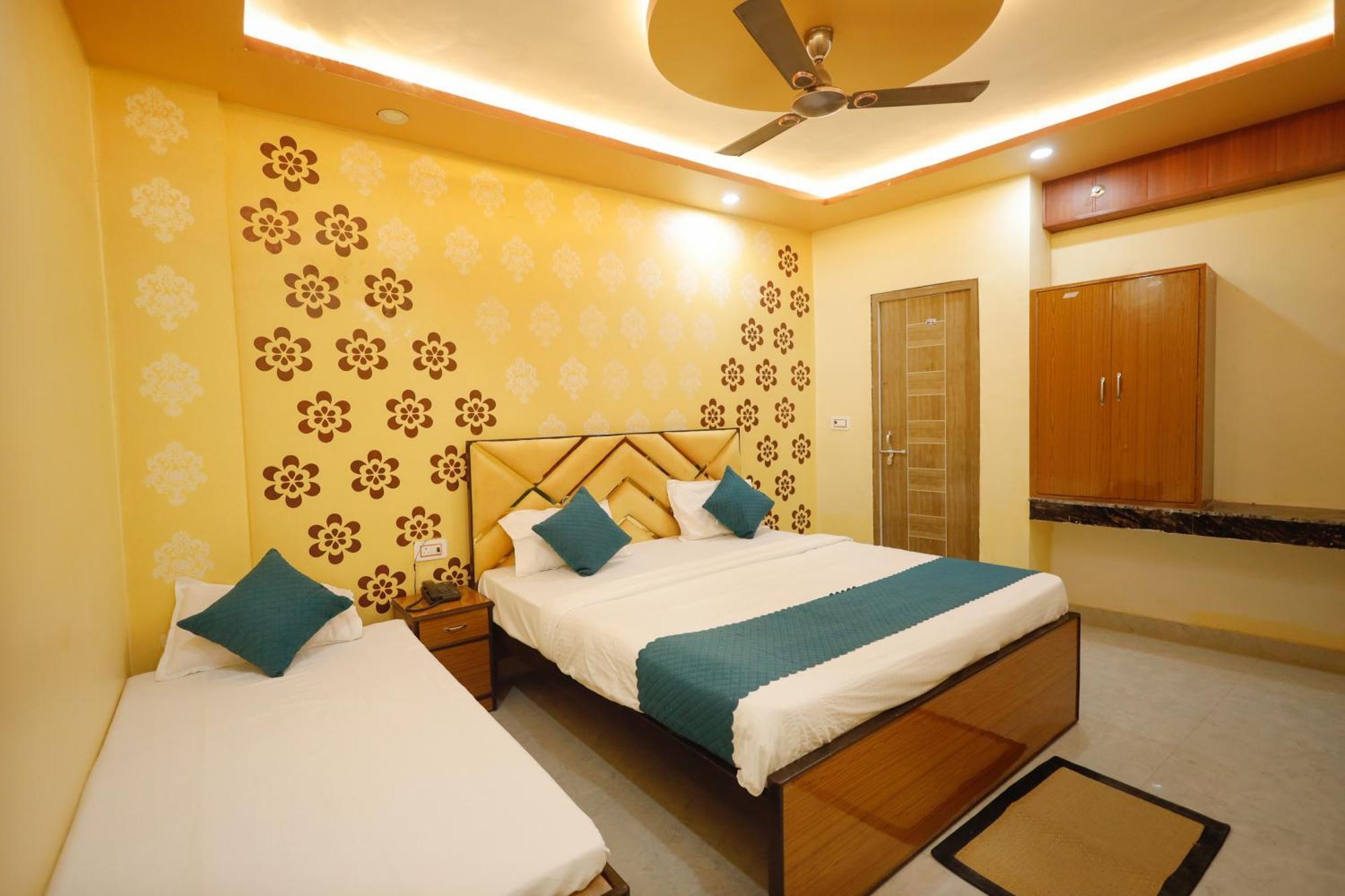 Hotel Kiran Residency Near Vishwanath Temple 3*